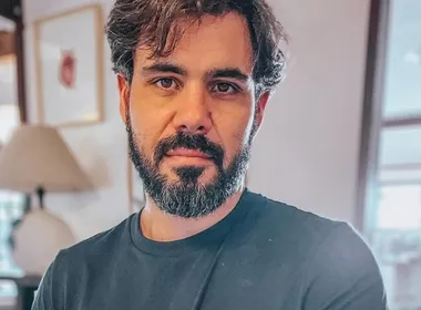 Imagem ilustrativa da imagem Juliano Cazarré cria 'encontro de homens' e é criticado por famosos