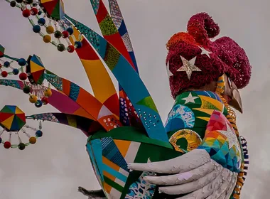 Imagem ilustrativa da imagem O canto do Galo: a Majestade já domina o Recife sob o sol da paz e 30 trios