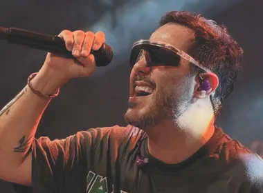 Imagem ilustrativa da imagem Trio elétrico no domingo com show do Tomate na Praia de Camburi