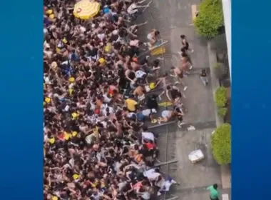 Imagem ilustrativa da imagem Vídeo mostra pessoas sendo atendidas por bombeiros após tumulto em bloco em SP