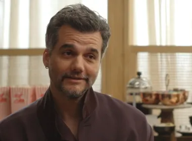 Imagem ilustrativa da imagem Wagner Moura ensina português a apresentadora do Oscar em vídeo divertido