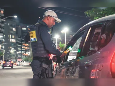 Caminhonete envolvida em colisão com carro capotou