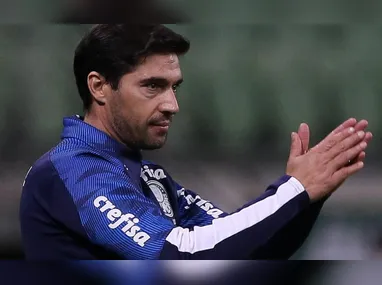 Jogadores de Vitória e Rio Branco durante disputa de bola