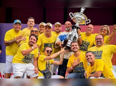 Usando uma fantasia vermelha com efeitos luminosos, Virginia retirou o costeiro de plumas na metade da avenida, alegando dor