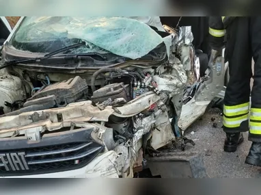 Imagem ilustrativa da imagem Acidente entre van e carro deixa um morto e sete feridos na BR-101 em Aracruz