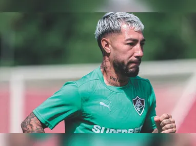 Jogadores de Vitória e Vilavelhense disputam a bola durante jogo-treino