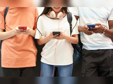 Com o impacto, o automóvel ainda colidiu na faixada de um estabelecimento