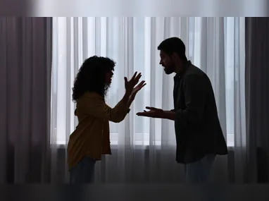 Com o impacto, o automóvel ainda colidiu na faixada de um estabelecimento