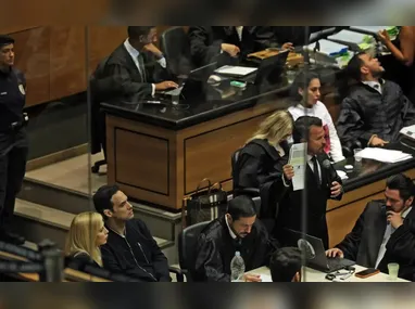 A nova cela tem cama, banheiro privativo e uma mesa de trabalho