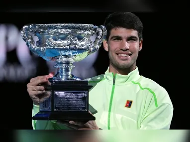 Imagem ilustrativa da imagem Alcaraz vira sobre Djokovic, leva o Australian Open e fecha o ciclo de Grand Slams