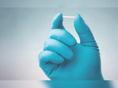 Imagem ilustrativa da imagem Alerta na saúde: proibido chip hormonal em farmácias de manipulação