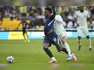 Ancelotti sorridente durante treino da Seleção Brasileira