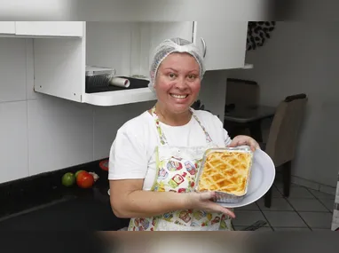 Tilápia grelhada acompanhada de purê de banana e farofa crocante de castanha