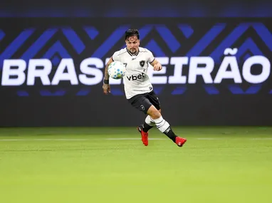 Mikel Oyarzabal, da Espanha, comemora após marcar gol na partida amistosa contra a Sérvia realizada em Villarreal, na Espanha, nesta sexta-feira, 27