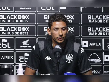 Jogadores do Serra comemoram para a câmera após o gol decisivo