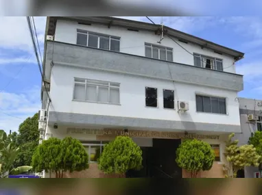 Peixe Mero entre corais