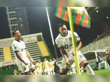 Apresentados, Diego Guerra, Araújo e Carlinhos posam ao lado de Antônio Perovano e José Augusto Mattos