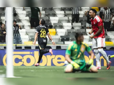 Meia Lucas Paquetá durante partida contra o Cruzeiro na noite desta quarta-feira (11)