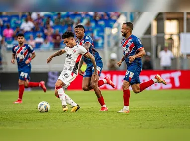 Jogadores do Grêmio festejam com a taça do Gauchão em pleno Beira-Rio