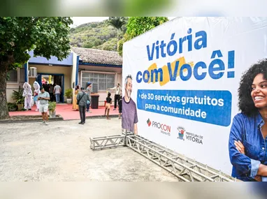 O caminhão de pequeno porte, um Volkswagen Polo e  a Fiat Toro envolvidos no acidente