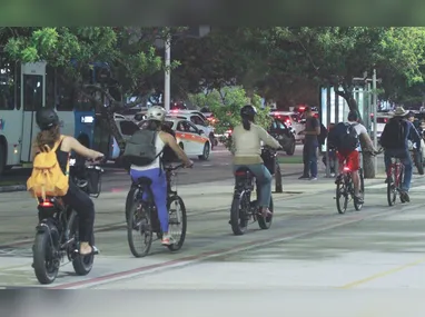 Agentes durante fiscalização no Centro de Vitória. Blitze vão continuar enquanto houver desfile de bloco