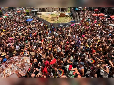 Isabela Nascimento, de 28 anos, Viktor Angeli, de 32, e Ruthi Gusmão, 29 anos saíram da Serra para curtir a folia em Vitória