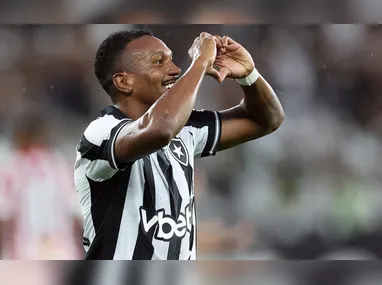 Alex Telles é uma das armas do Botafogo para vencer hoje à noite