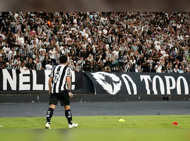 Filipe Luís está pressionado.