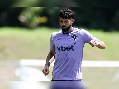 Franclim Carvalho observa a finalização do volante Allan, que será titular hoje, durante o treinamento