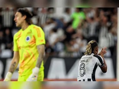 Textor está vivendo um momento delicado e de pressão na gestão do Botafogo