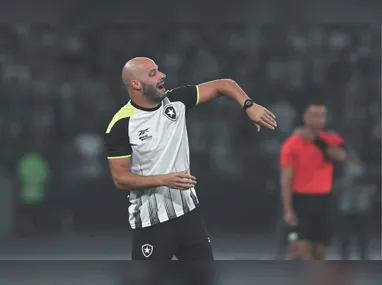 Atacante Artur durante partida do Botafogo no Campeonato Brasileiro
