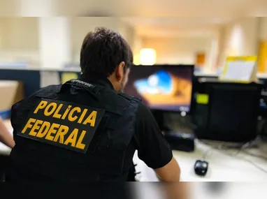 De acordo com a Secretaria de Estado de Polícia Civil, ao sentir o cerco se fechar após intenso trabalho de investigação, o acusado se apresentou hoje na delegacia com um advogado