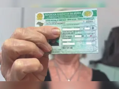 Fogo atingiu dois galpões de um centro logístico