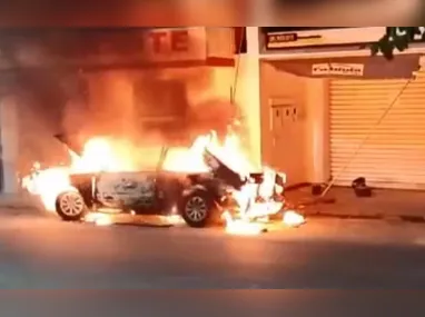 Imagem ilustrativa da imagem Briga no trânsito termina com carro incendiado e três detidos em Guaçuí
