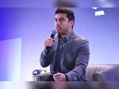 Textor anuncia fim do transfer ban da Fifa e esbanja otimismo para o Botafogo