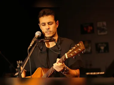 Imagem ilustrativa da imagem Campeão de futevôlei se rende à música e lança disco