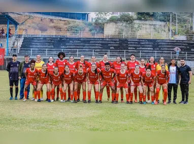 Alex Galo comemora seu gol com os companheiros
