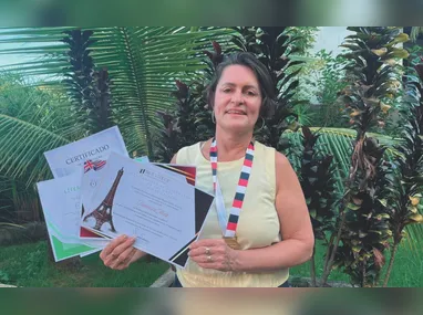 Alunos durante uma partida de futebol entre robôs:  disputa simula um jogo entre humanos