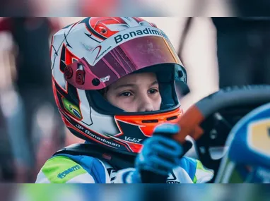 Jogadores de Capixaba e Desportiva disputam a bola durante a partida pela 8ª rodada do Capixabão