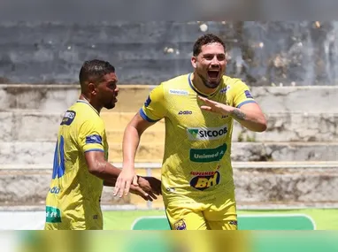 Imagens registradas por membros do próprio Vilavelhense mostram um torcedor da Desportiva chutando a porta do local onde estavam jogadores