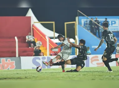 Jogadores de Vitória e Rio Branco durante disputa de bola