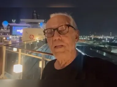 Idoso sendo resgatado pelos bombeiros