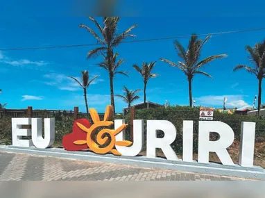 O acesso à vegetação é restrito, mas crianças e adultos podem aproveitar o passeio com tranquilidade e se banhar nas águas cristalinas.