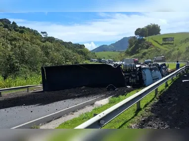 Cinco pessoas estariam envolvidas na ocorrência: duas em um veículo prata, duas em um veículo vermelho e o condutor da motocicleta.