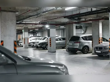 Os dois jovens foram socorridos e levados para o hospital. Motorista fez teste do bafômetro, que deu negativo