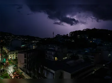 Equipes da Defesa Civil, Corpo de Bombeiros e voluntários atuam no atendimento às ocorrências e na organização de abrigos provisórios