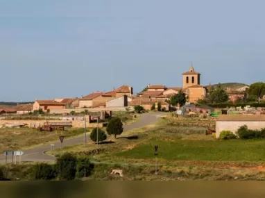 Forças de segurança israelenses e equipes de resgate inspecionam um local atingido por um míssil iraniano em Petah Tikva, Israel, nesta terça-feira, 31 de março de 2026