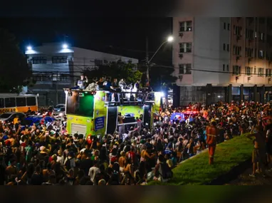 Rodrigo Alves, Graziele Rodrigues, coordenadora do projeto, e Gabriela Breve: orientações às mulheres