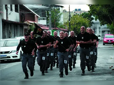 Carlos Vitor, do Vitória, é marcado  de perto pelo jogador do Forte