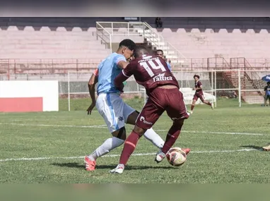 Jogadores de Capixaba e Desportiva disputam a bola durante a partida pela 8ª rodada do Capixabão